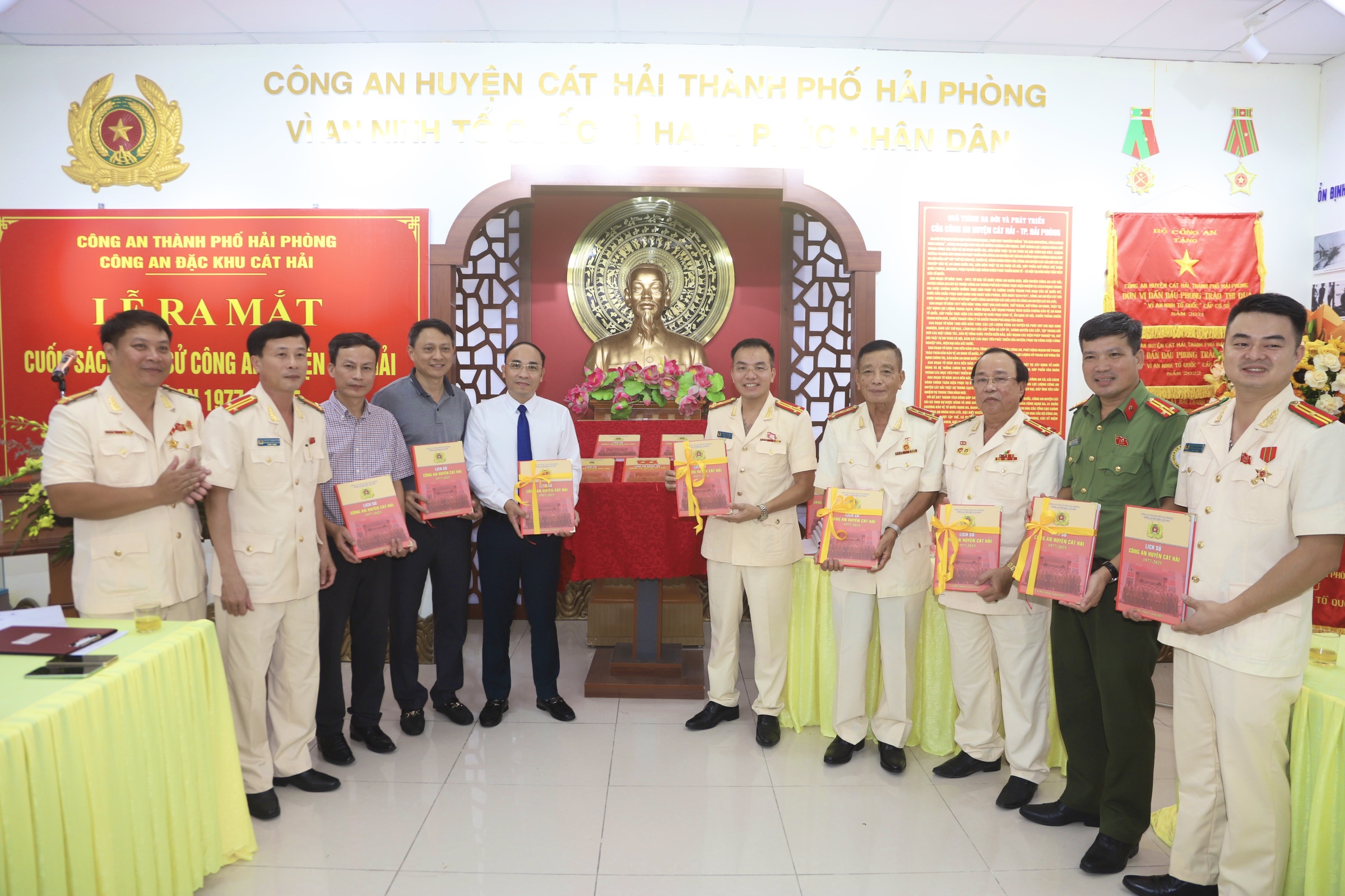  Công an đặc khu Cát Hải tổ chức kỷ niệm 80 ngày truyền thống Công an nhân dân Việt Nam và 20 năm Ngày hội toàn dân bảo vệ ANTQ